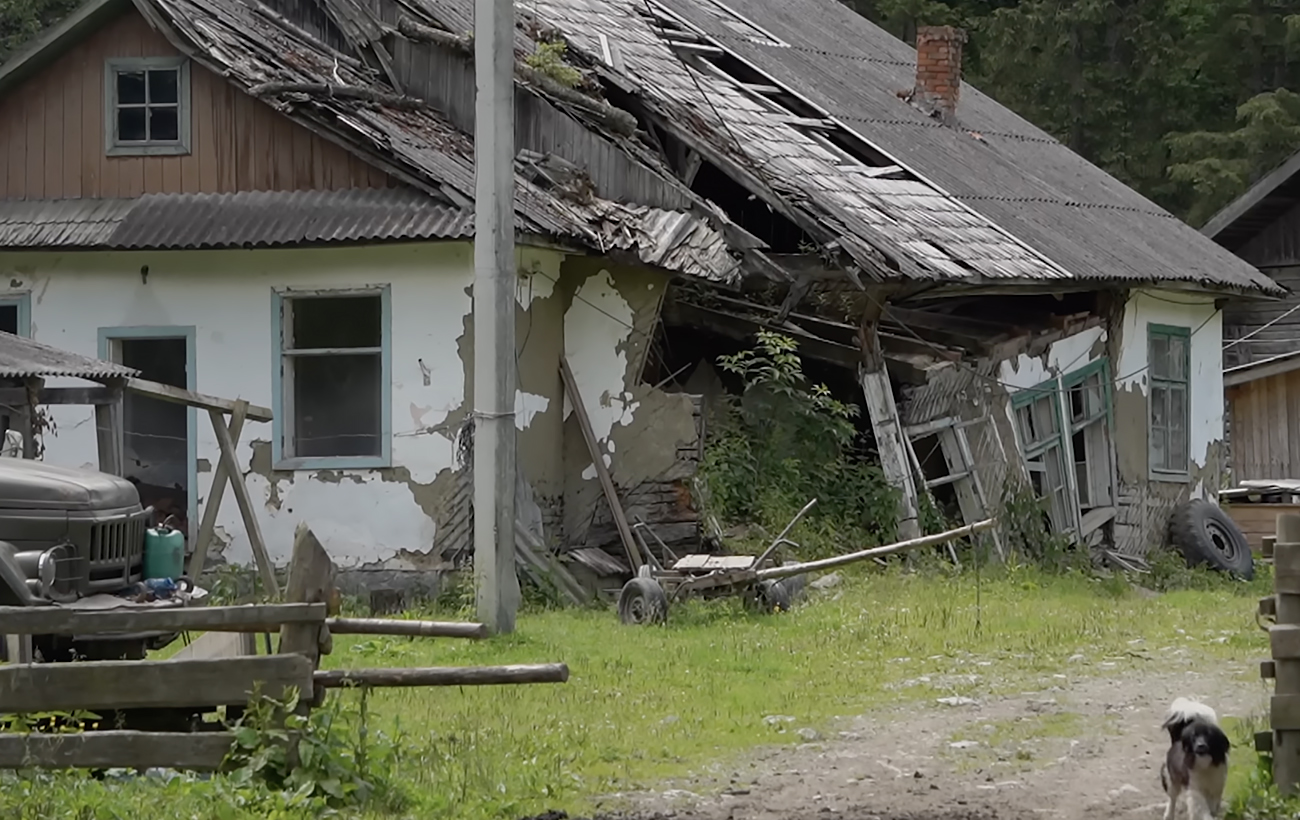 Робочий табір для "тунеядців". Як живе найбідніше село Карпат і що про нього відомо (відео)
